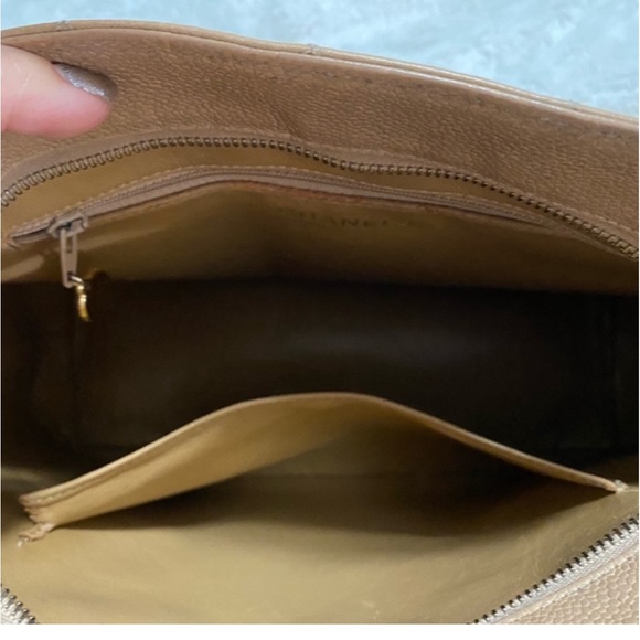 Chanel medallion tote tan leather - Picture 2 of 12